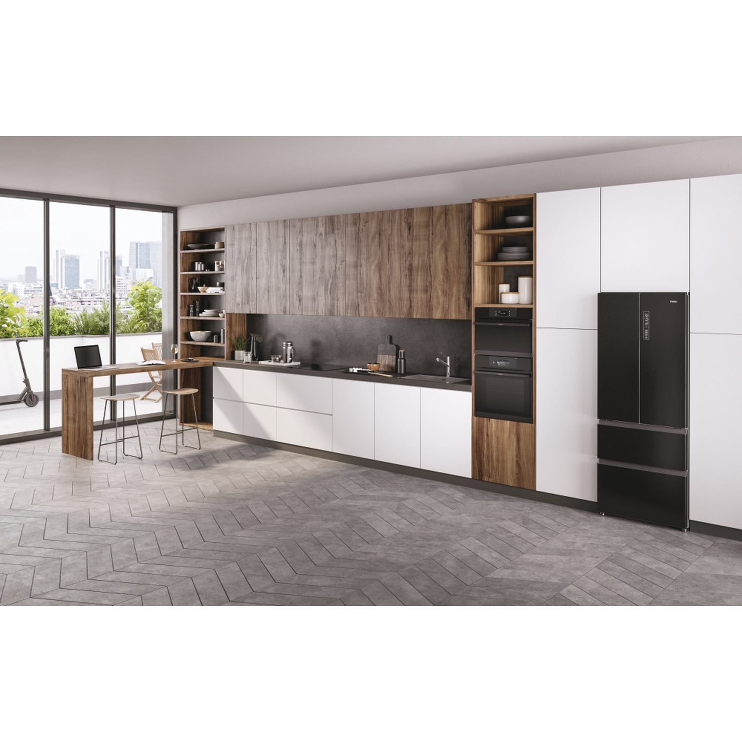 Cucina moderna con elettrodomestici neri, accenti in legno e zona salotto vicino alla finestra.