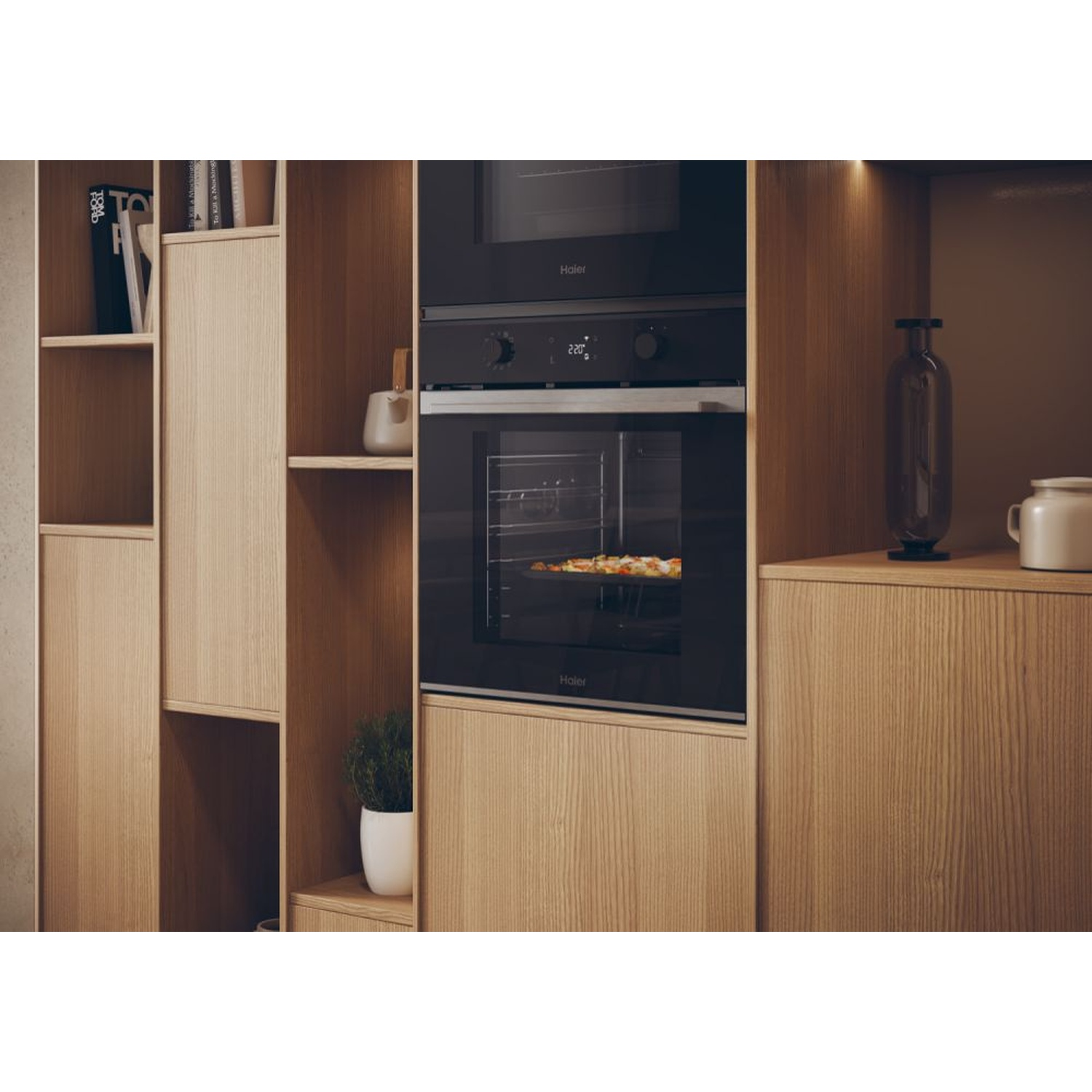 Cucina moderna con forno da incasso che cuoce una pizza. Armadi in legno circondano il forno.