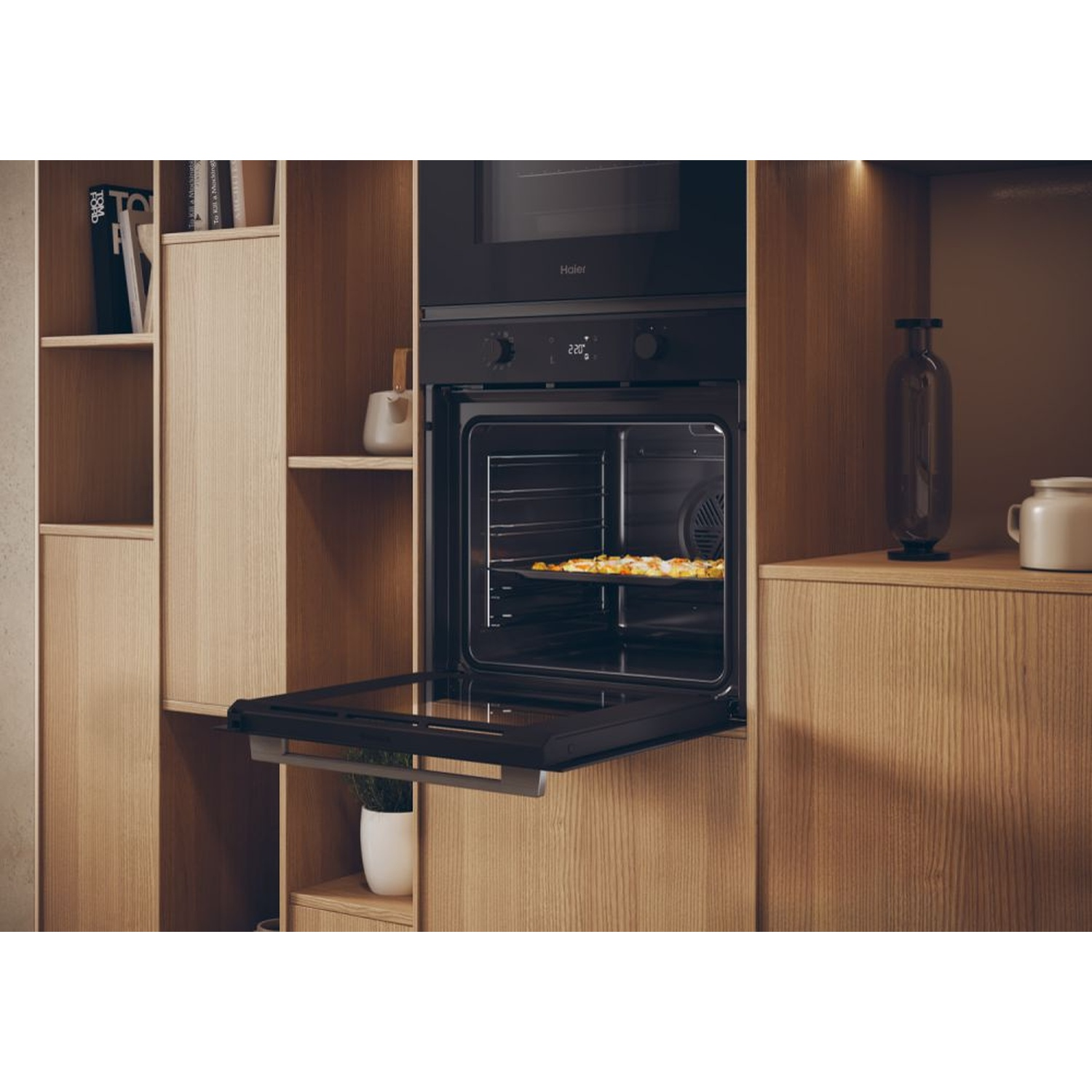 Un forno moderno con porta aperta, che mostra una pizza in cottura.