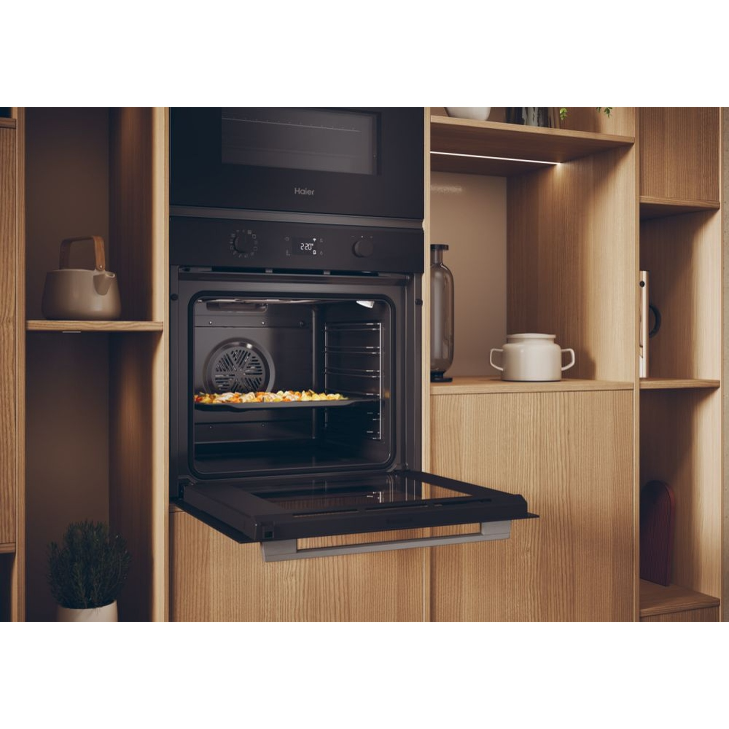 Un forno Haier nero aperto con pizza su una teglia. 220 gradi.