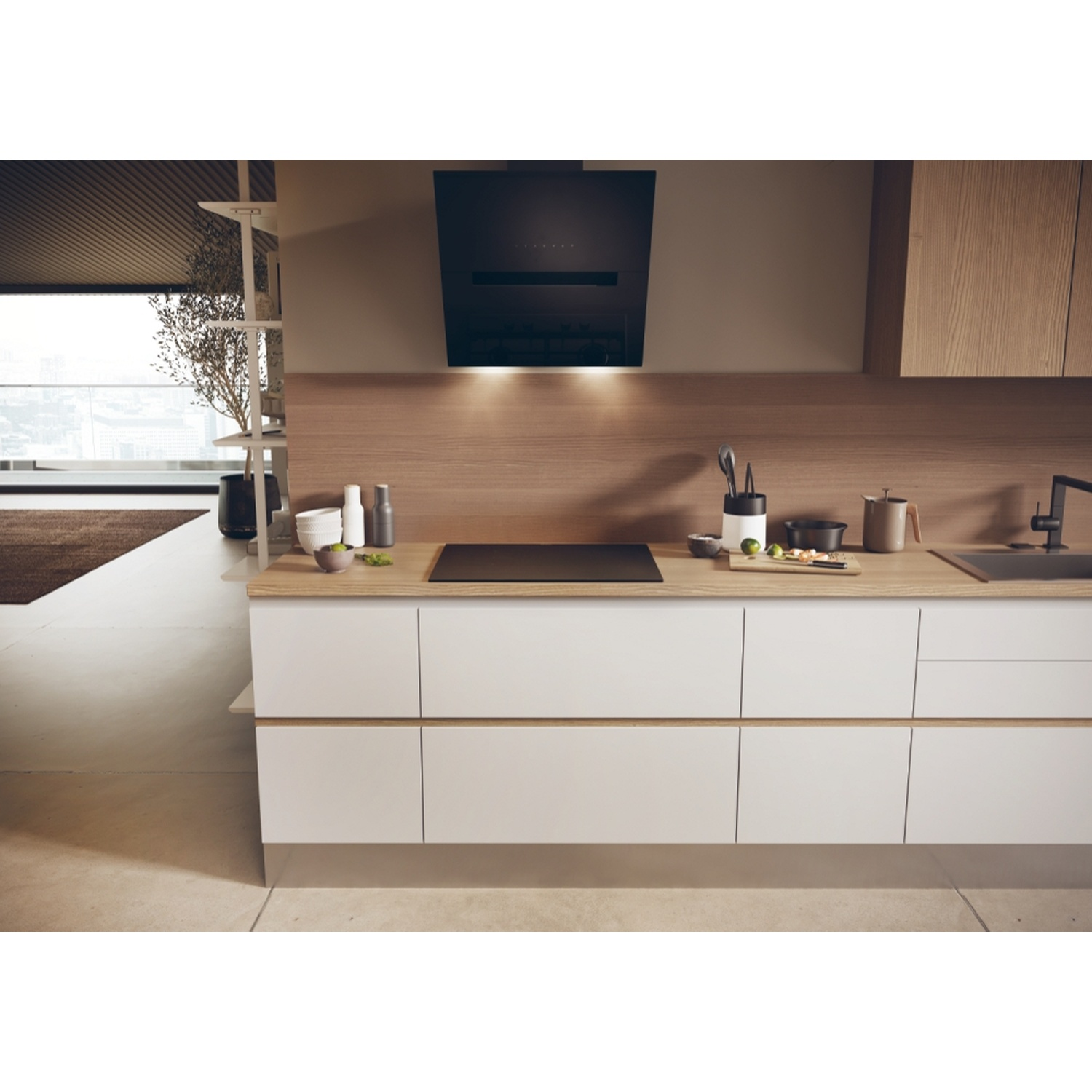 Cucina moderna con piano cottura a induzione, mobili bianchi, piano di lavoro in legno e cappa nera.