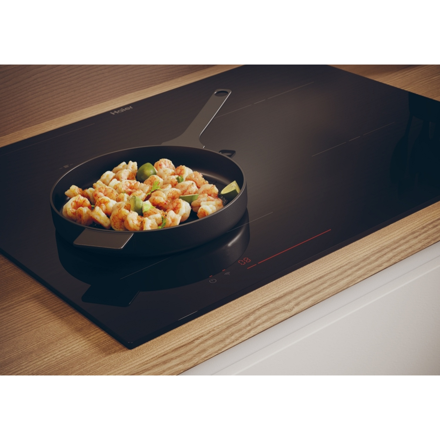 Gamberi con lime in padella su piano cottura a induzione.