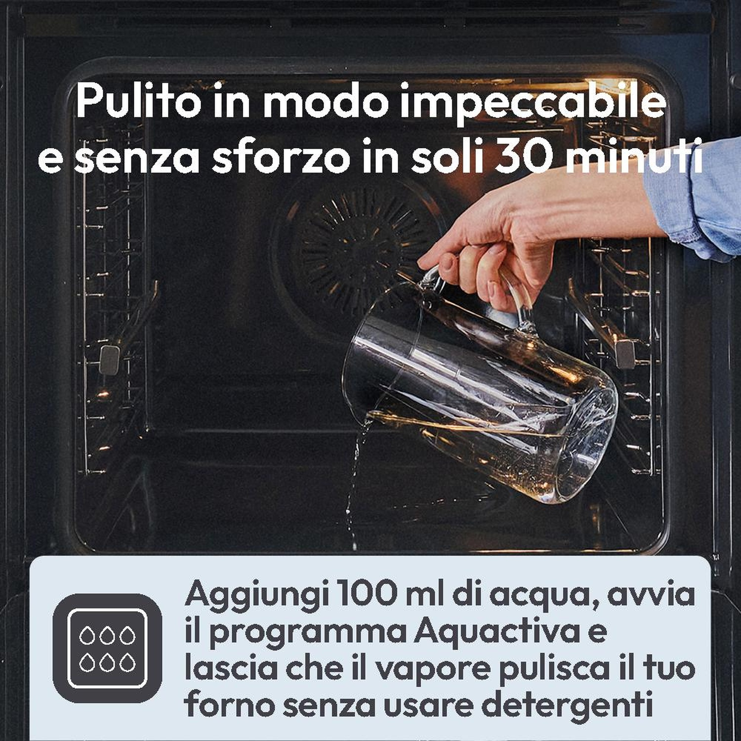 Acqua versata in un forno per la pulizia a vapore.