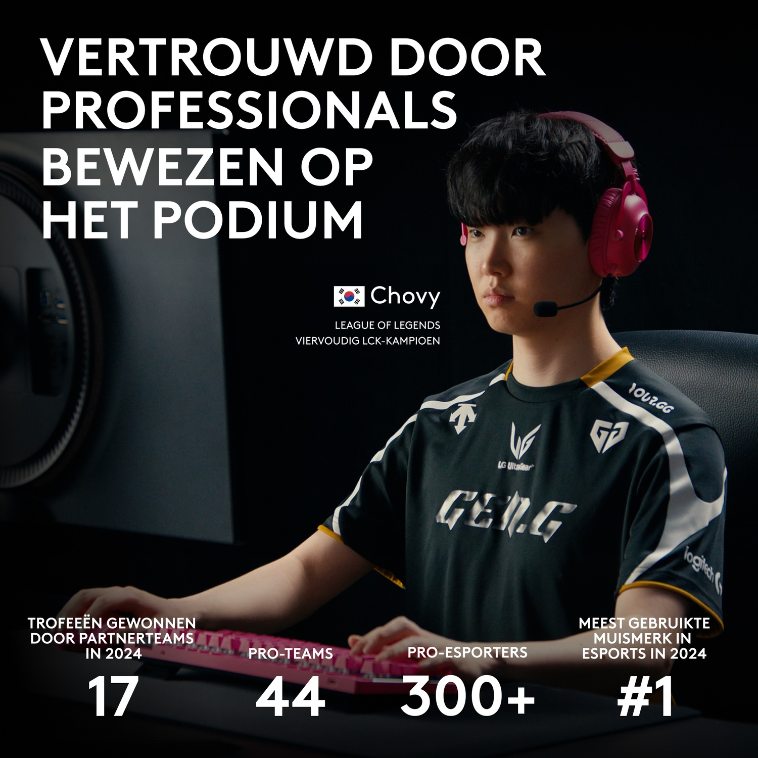 Een e-sporter met koptelefoon zit voor een computer. Statistieken worden weergegeven.