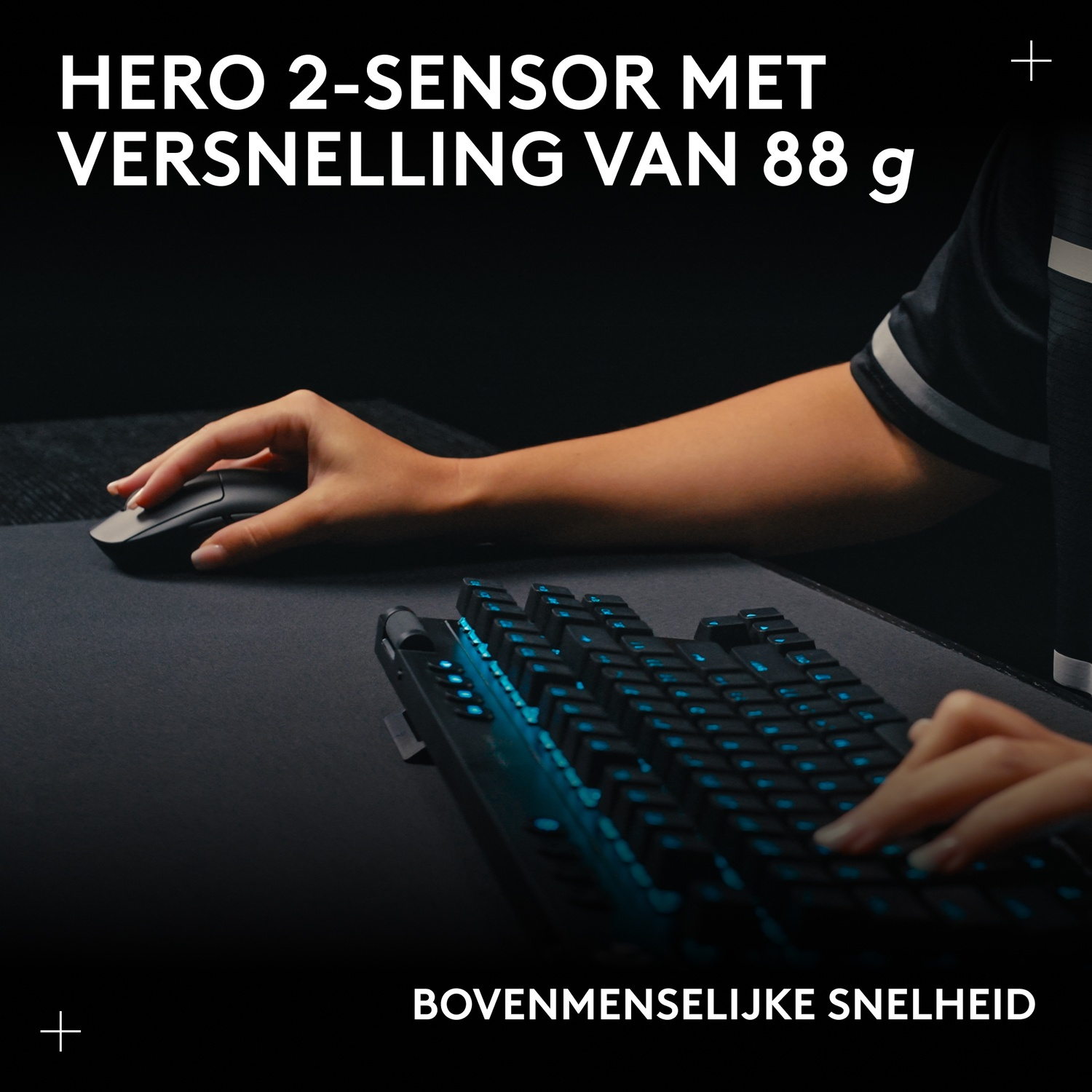 Hand gebruikt verlicht toetsenbord en muis. "HERO 2-SENSOR" en "88 g versnelling".