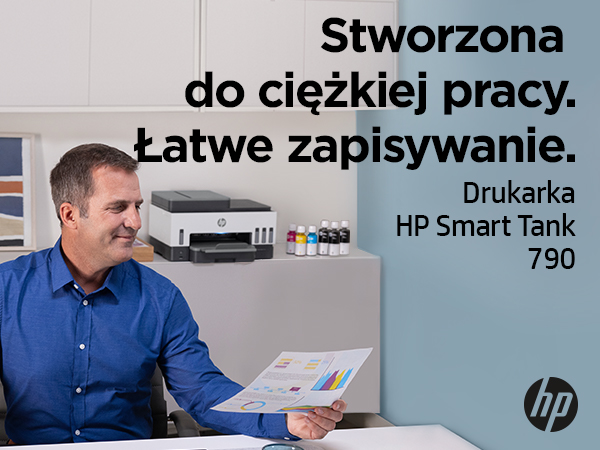 Mężczyzna z drukarką i dokumentami. Drukarka: HP Smart Tank 790.