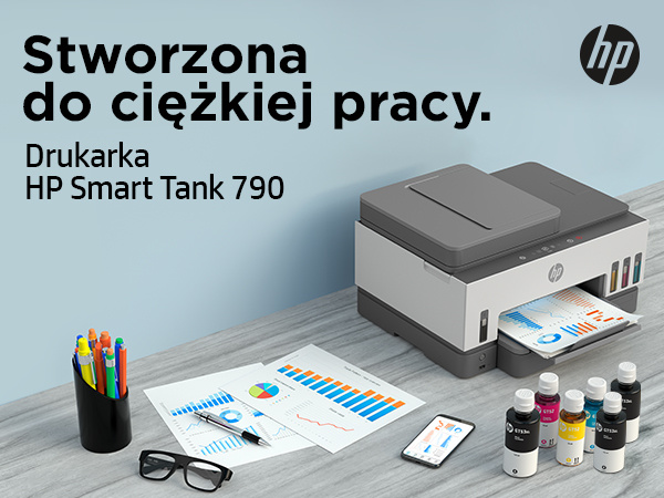 Drukarka HP Smart Tank 790 z butelkami tuszu, papierami i długopisami.