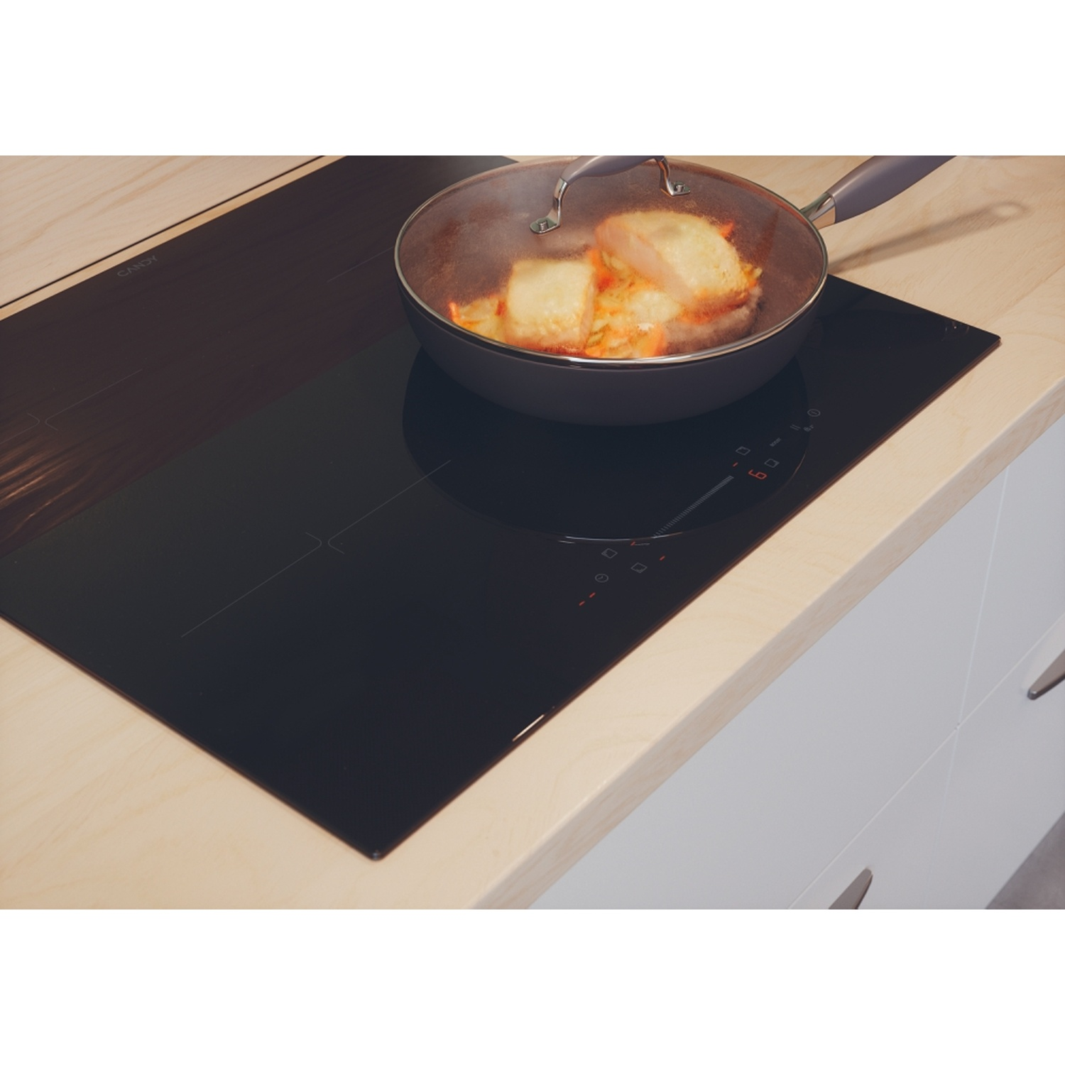 Carne viene fritta in padella su un piano cottura a induzione.