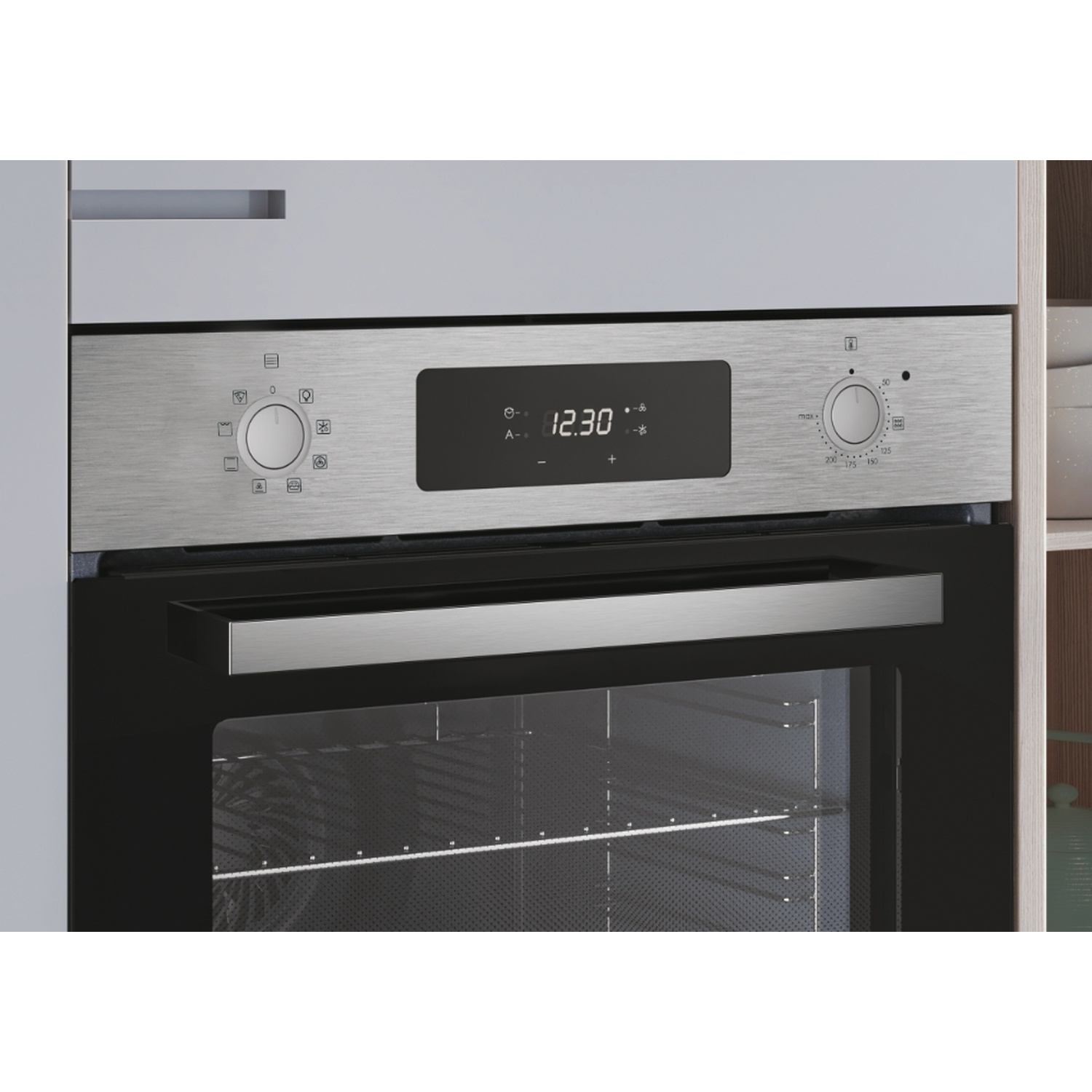 Forno moderno con frontale in acciaio inox e display digitale.