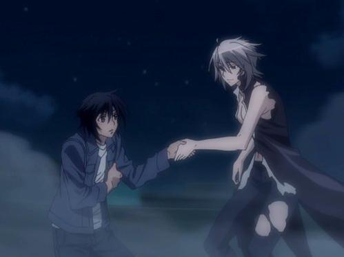 Zwei Anime-Charaktere schütteln sich die Hände vor einem dunklen Himmel.