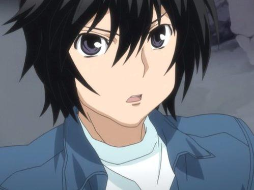 Ein Anime-Junge mit schwarzen Haaren und lila Augen trägt ein blaues Hemd.