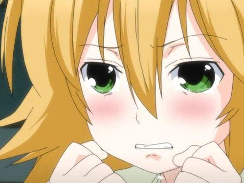 Ein anime-Mädchen mit blonden Haaren und grünen Augen weint.