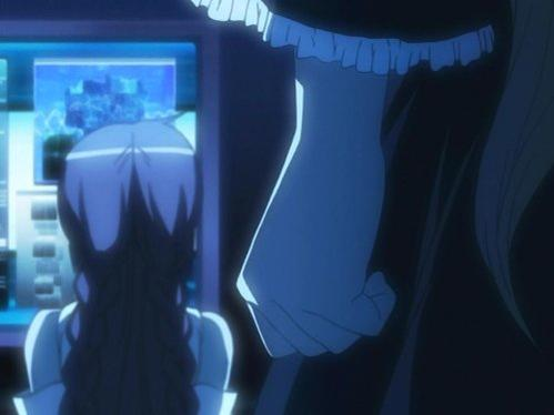 Anime-Szene: Eine Person im Vordergrund, eine andere blickt auf einen blauen Bildschirm.
