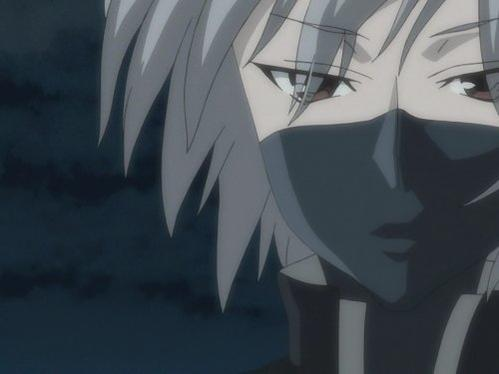 Anime-Charakter mit grauem Haar, trägt eine dunkle Maske und blickt zur Seite.