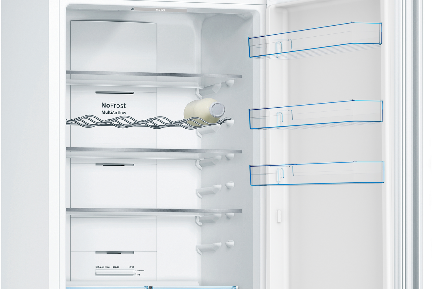 Interior abierto de refrigerador blanco con estantes y una botella de leche en una rejilla.