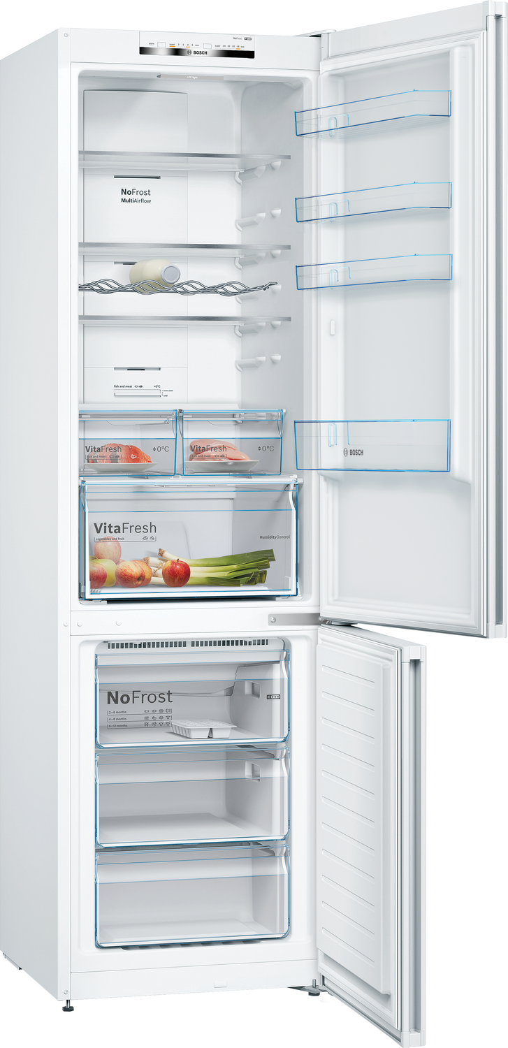 Un refrigerador blanco con la puerta abierta, lleno de estantes y cajones.