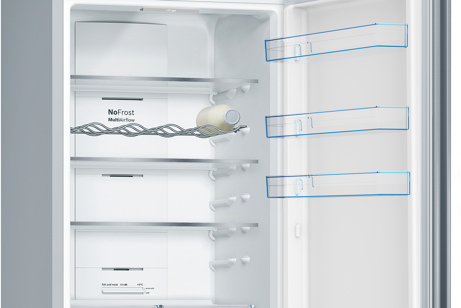 Un refrigerador abierto con un estante para botellas y cajones blancos.