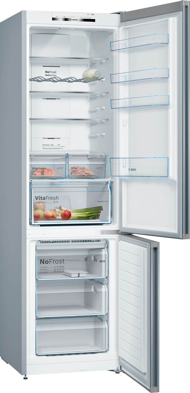 Un refrigerador Bosch blanco abierto con múltiples estantes y cajones.