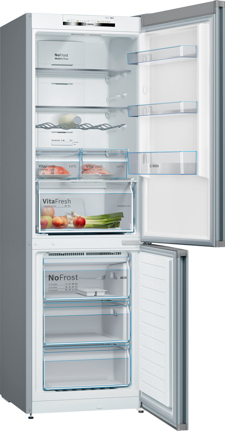 Un refrigerador Bosch abierto con varios estantes y cajones.