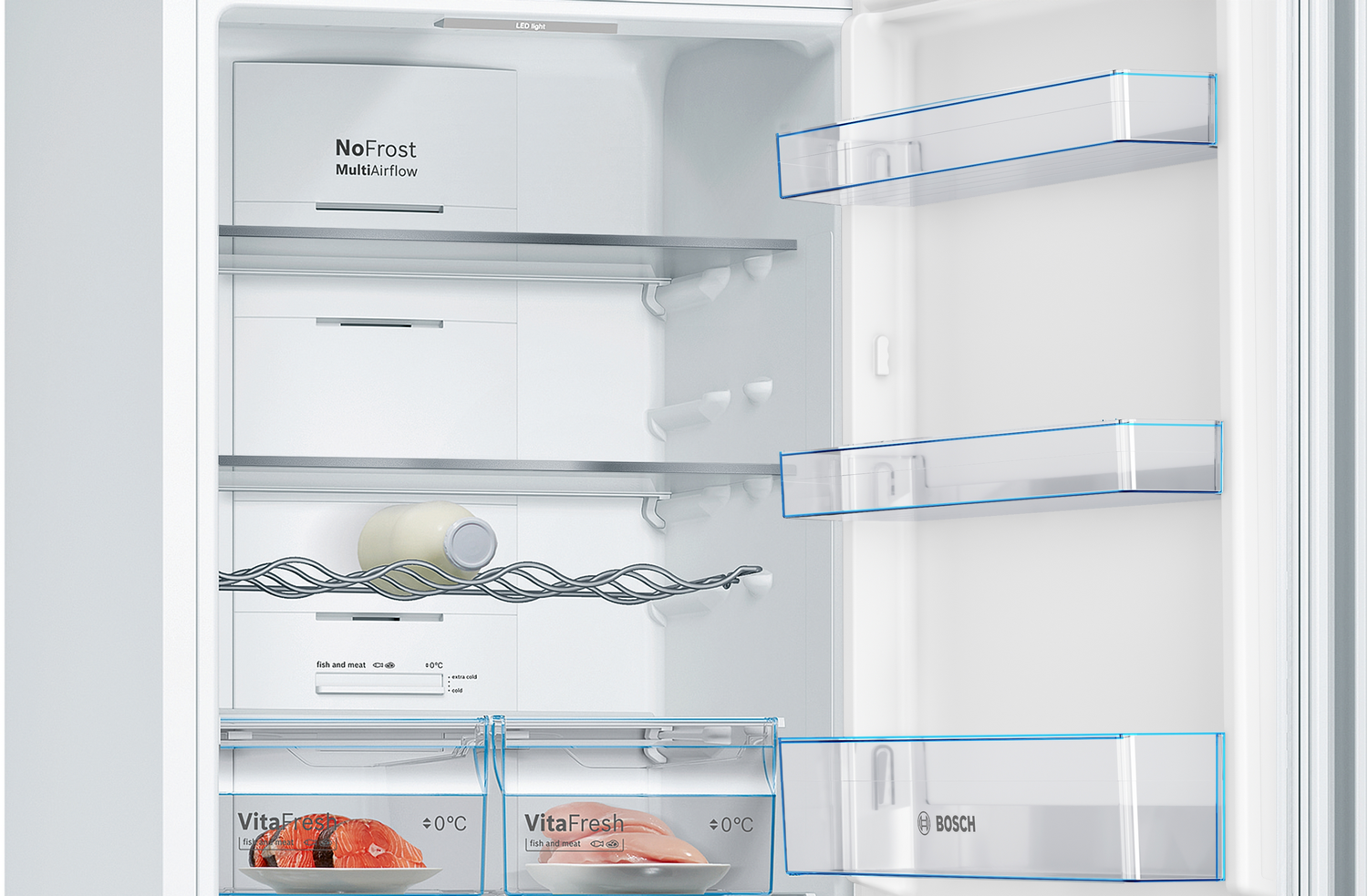 Un refrigerador abierto con estantes, alimentos como pescado y pollo, y botella.
