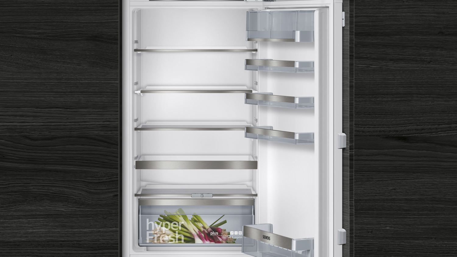 Un refrigerador vacío con múltiples estantes y un cajón para verduras.