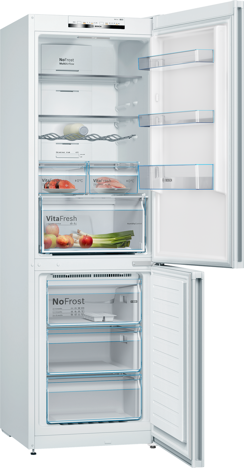 Un refrigerador blanco abierto Bosch lleno de alimentos y estantes.