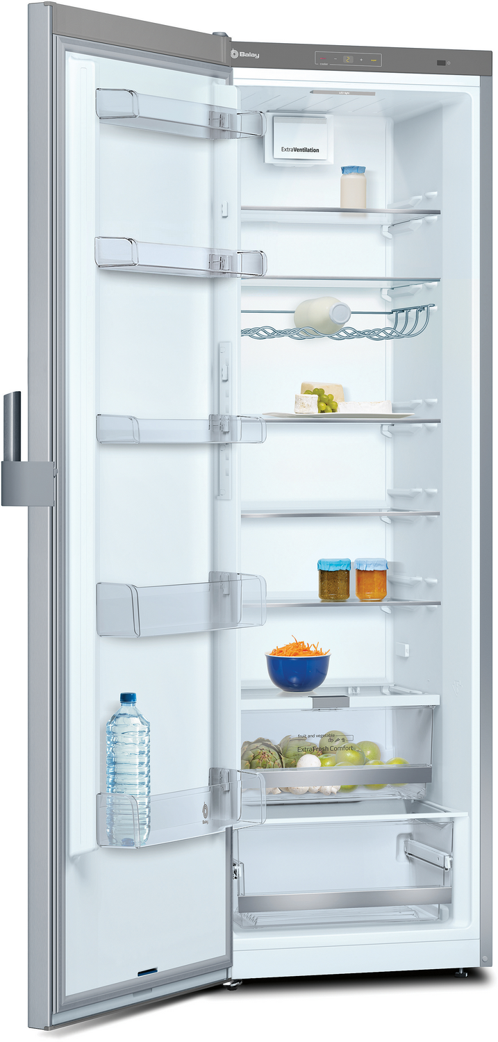 Un refrigerador abierto con estantes, botellas, frascos, queso, uvas, zanahorias y fruta.