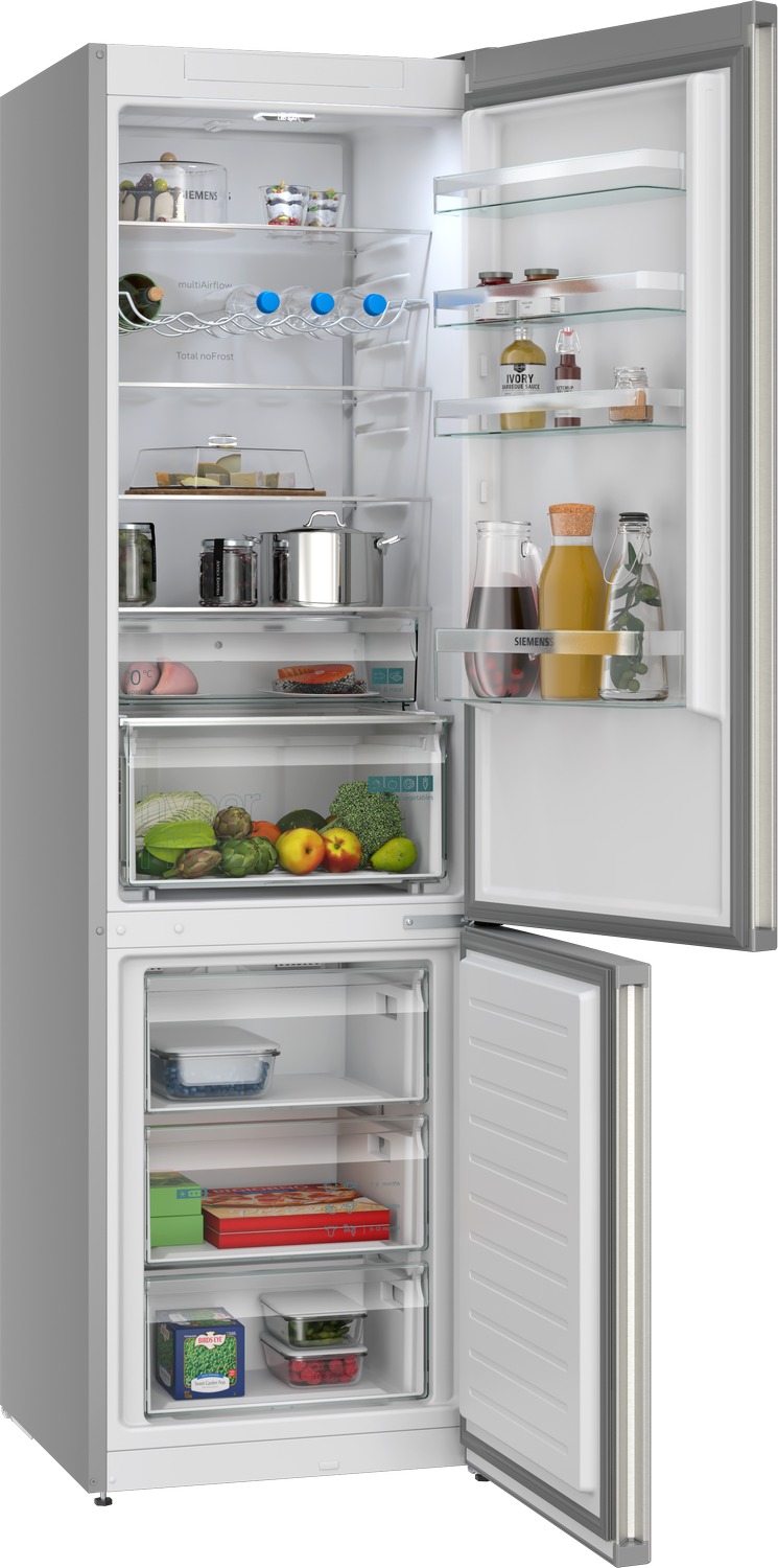 Refrigerador abierto lleno de alimentos, incluyendo verduras, frutas, botellas y recipientes.