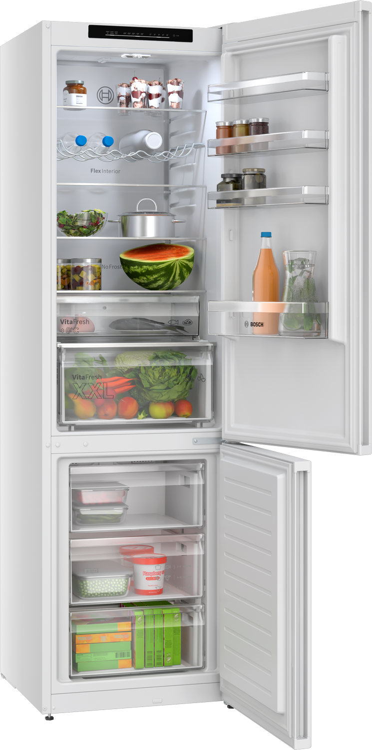 Refrigerador abierto con alimentos: frutas, verduras, bebidas, postres y congelados.