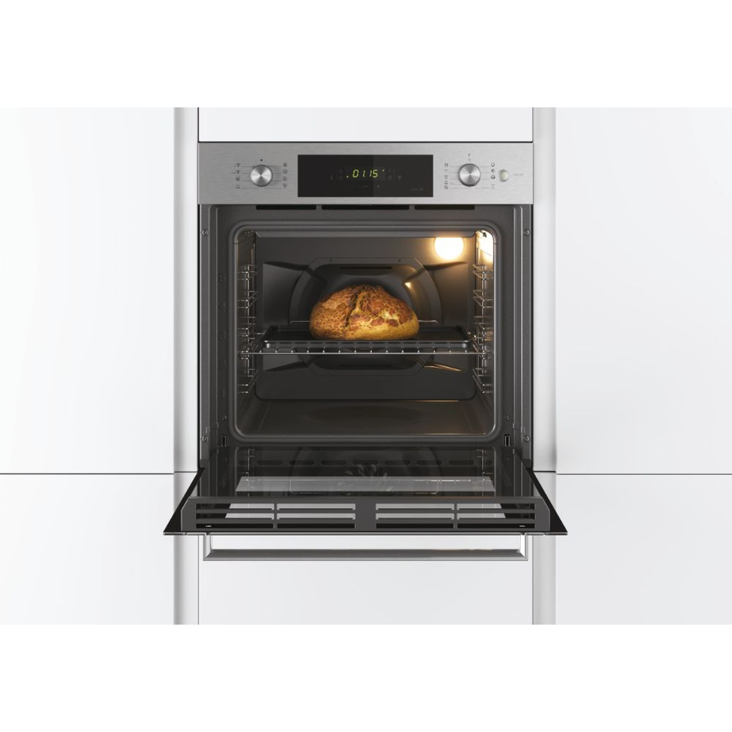 Una pagnotta in cottura in un forno moderno aperto con display digitale.