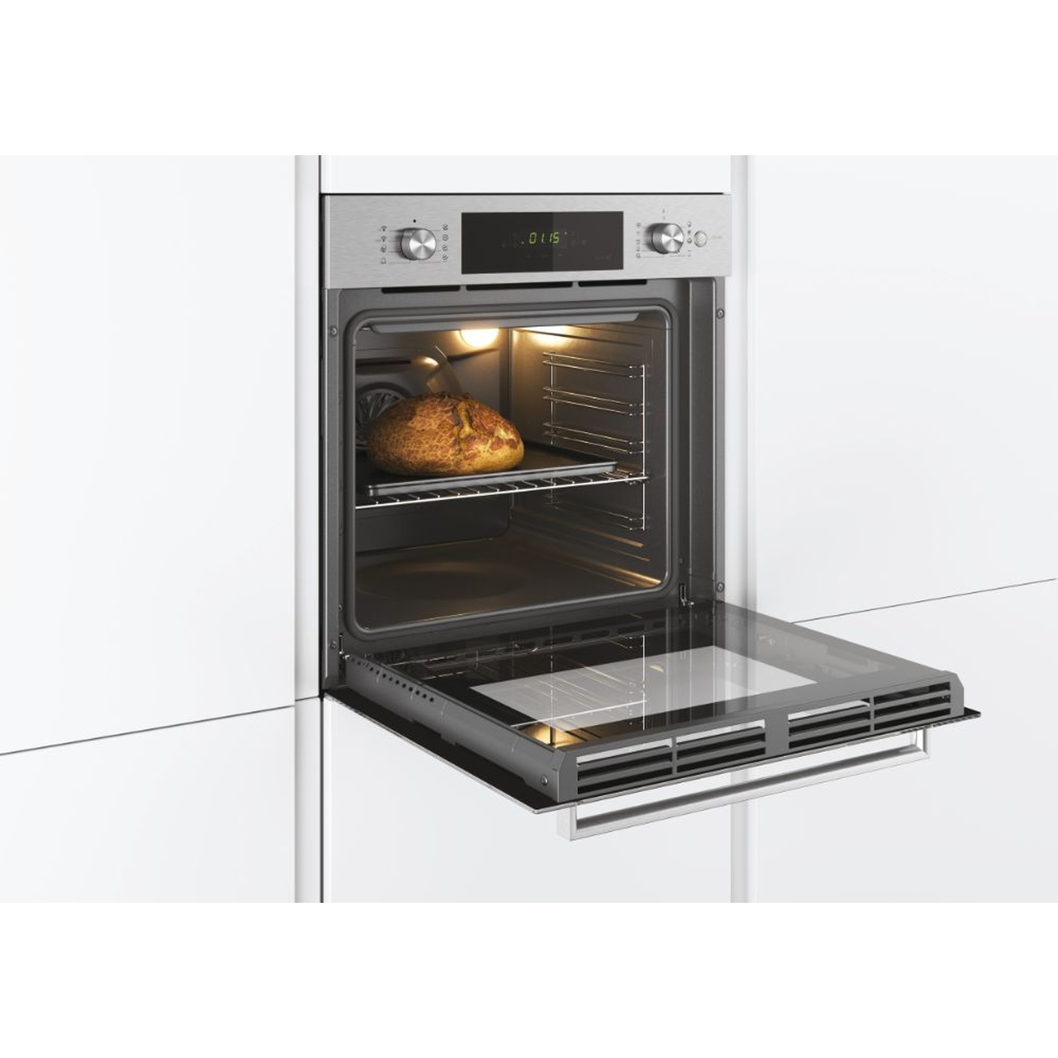 Una pagnotta cotta si trova su una griglia all'interno di un forno aperto.