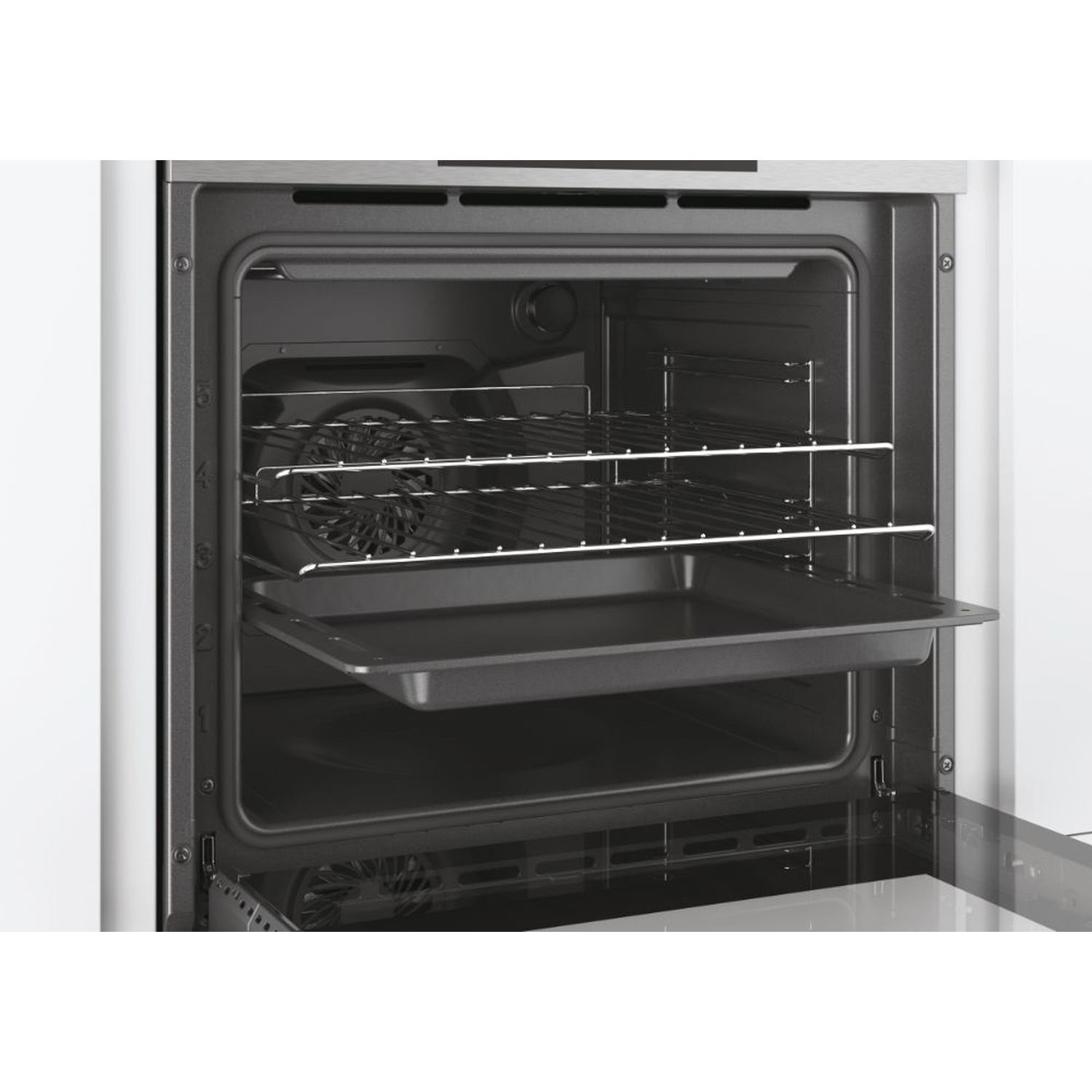Un forno moderno con la porta aperta, che mostra l'interno, le griglie e una teglia.