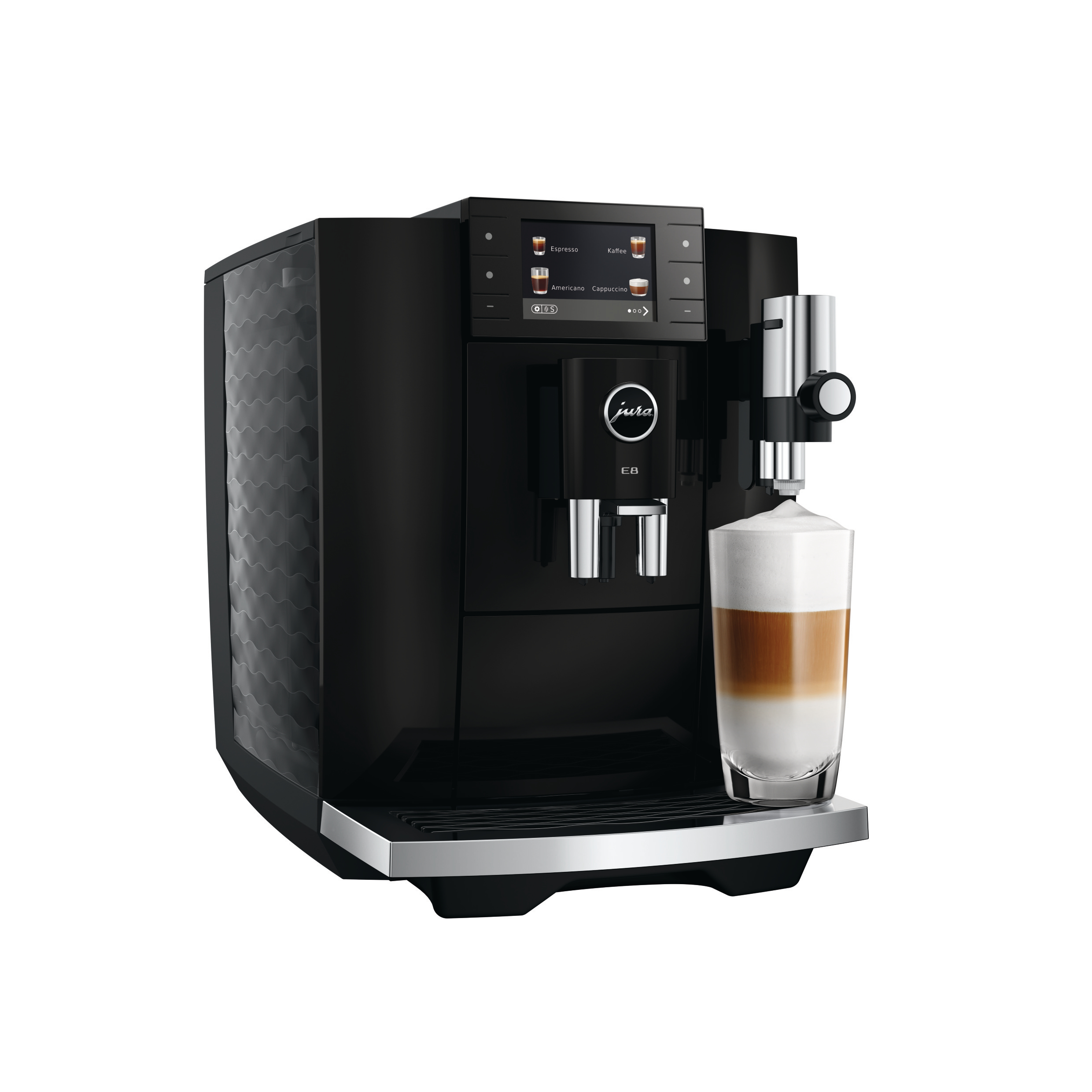 Schwarze Kaffeemaschine mit einem Glas Latte Macchiato.