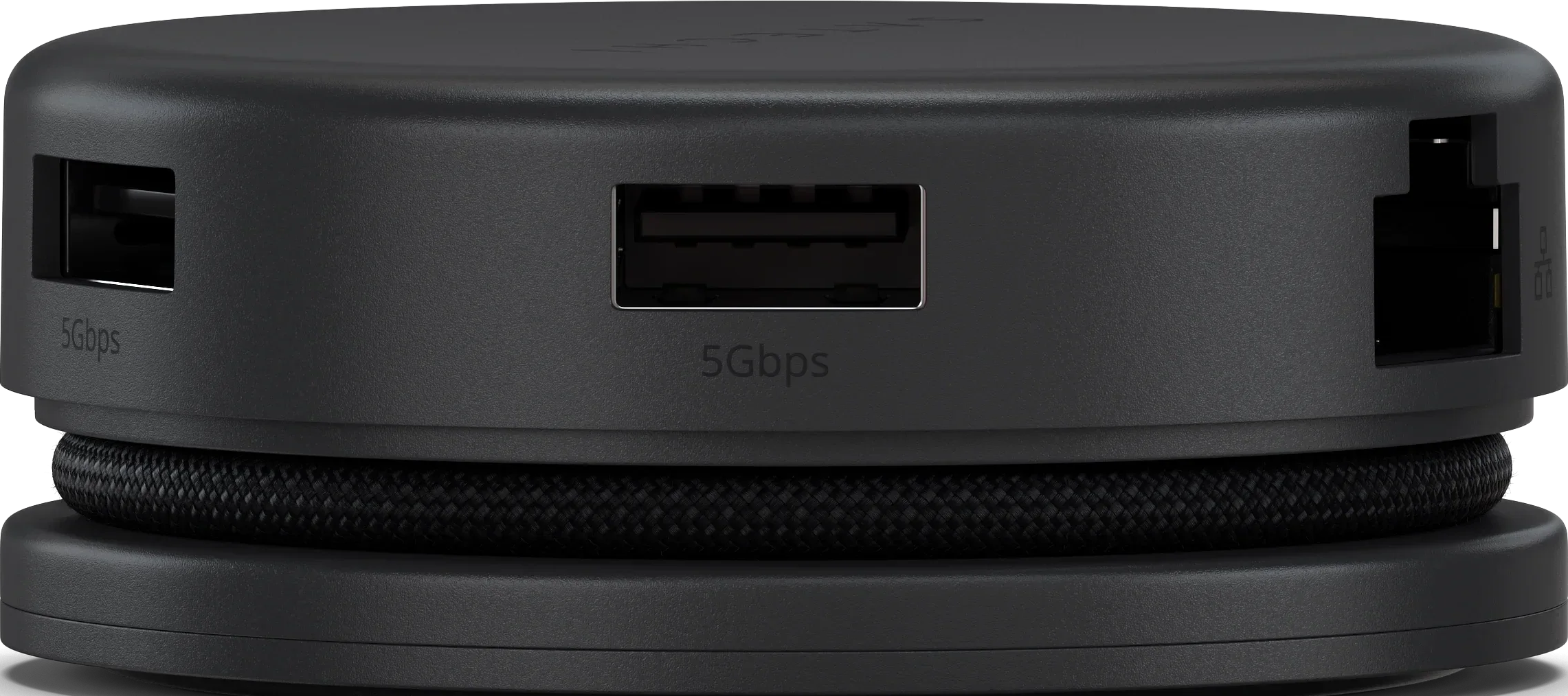Hub USB-C nero con due porte USB e una porta Ethernet.