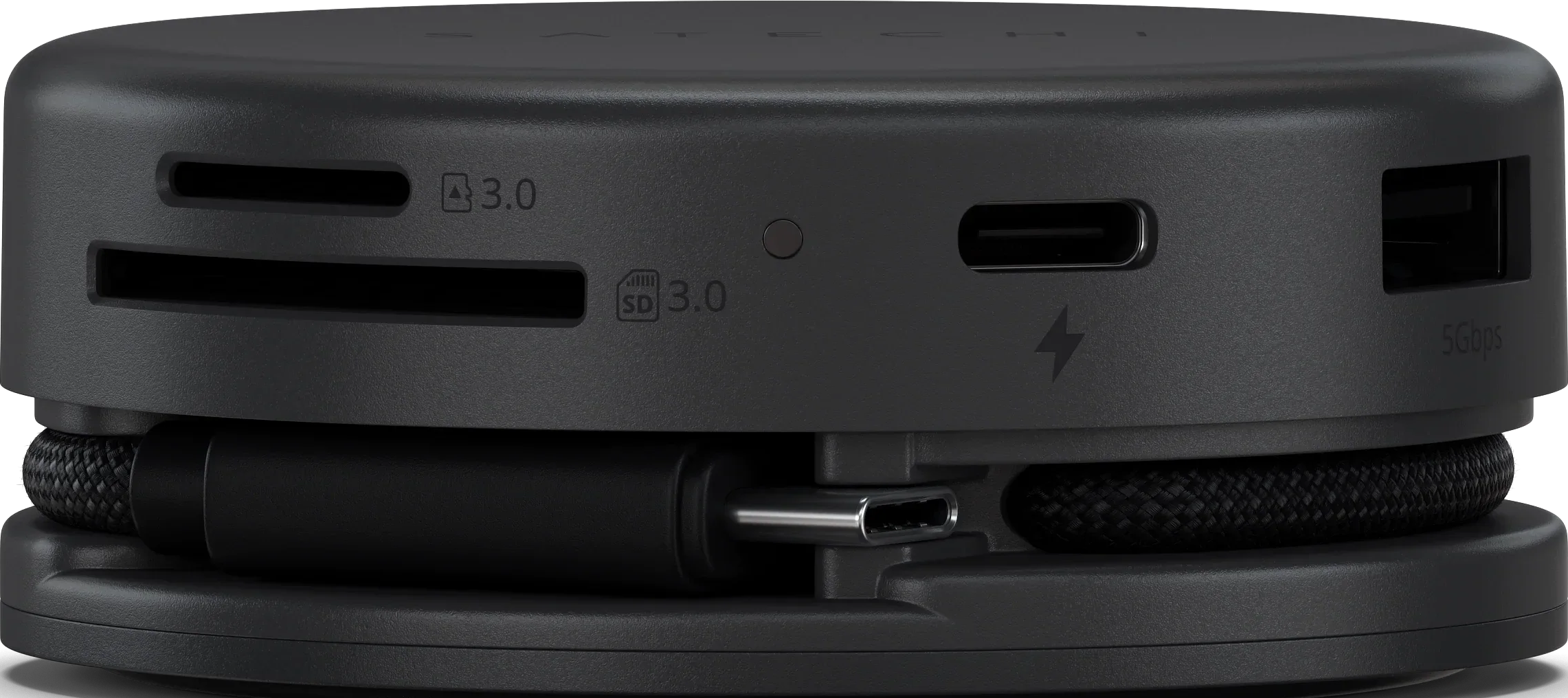 Hub USB-C nero con slot per schede SD, porta USB-A e porta di ricarica.