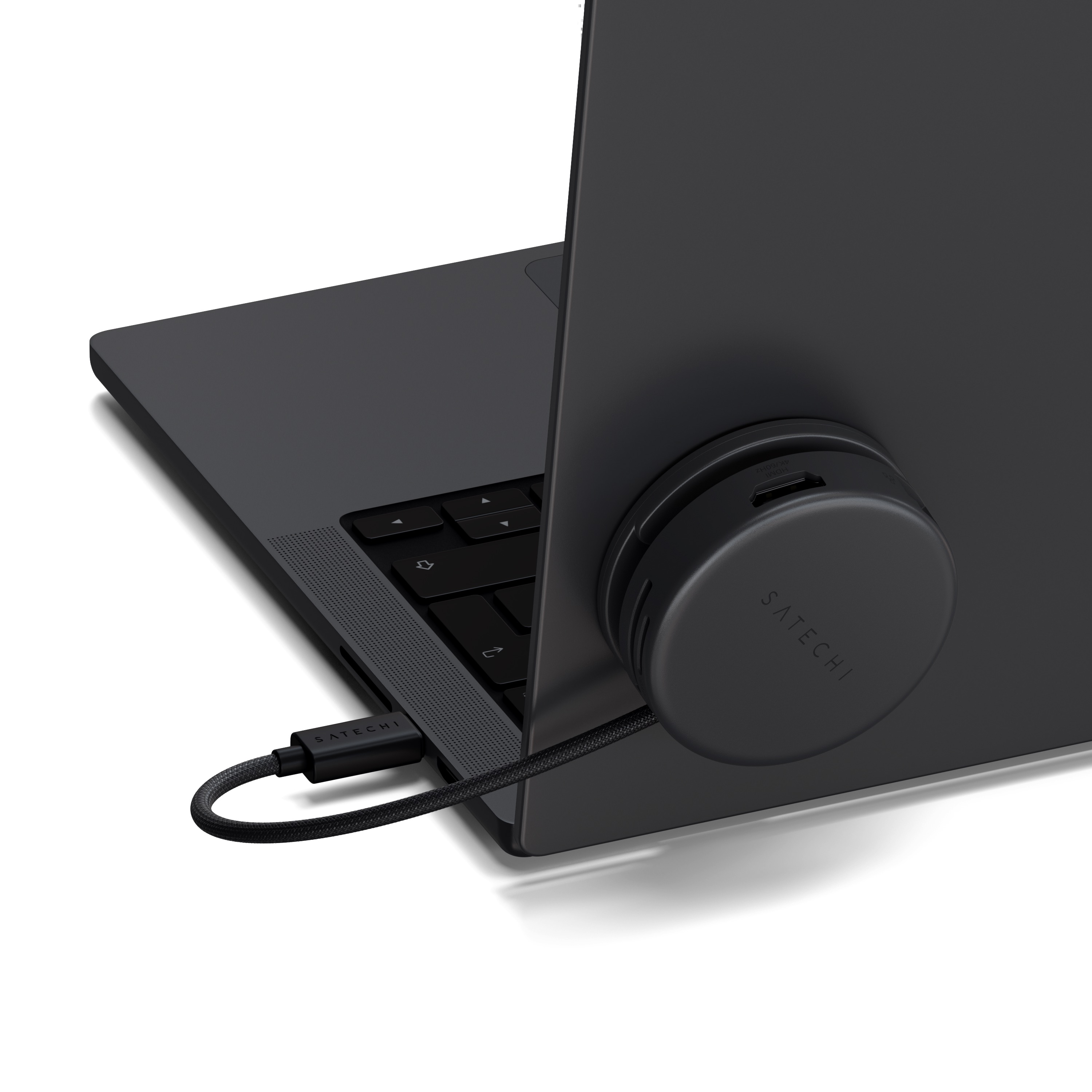 Un laptop nero con un hub Satechi attaccato al lato.