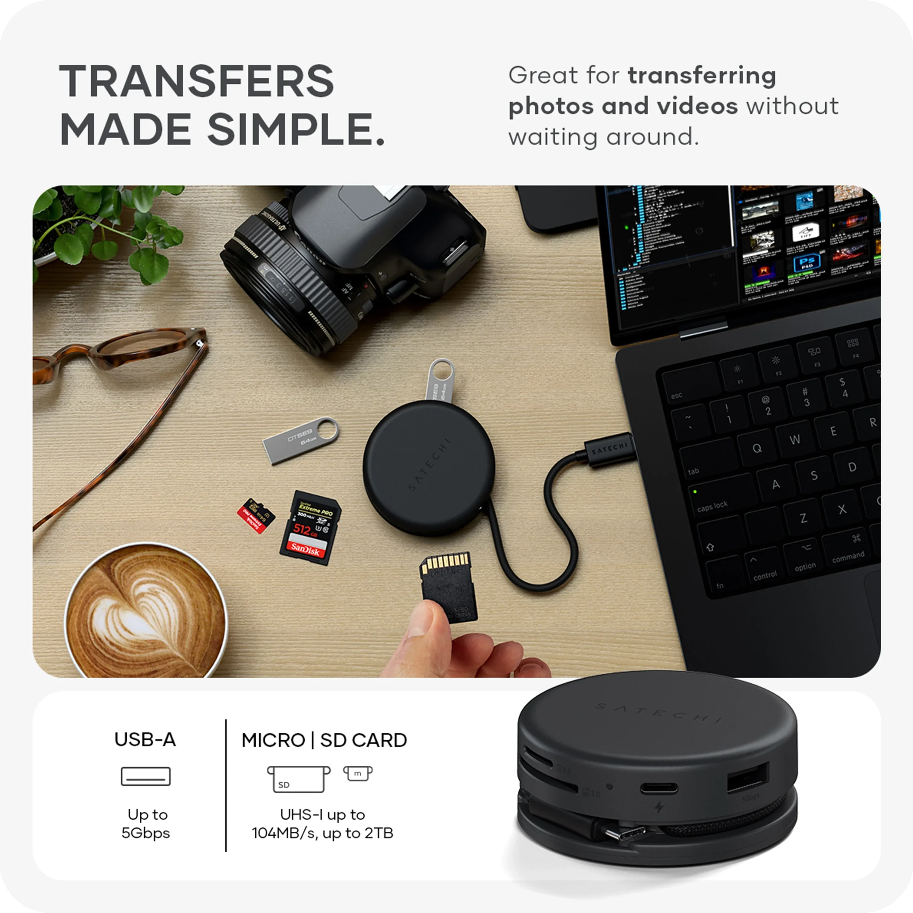 Un hub Satechi con slot USB-A, SD e Micro-SD accanto a fotocamera, occhiali e caffè.
