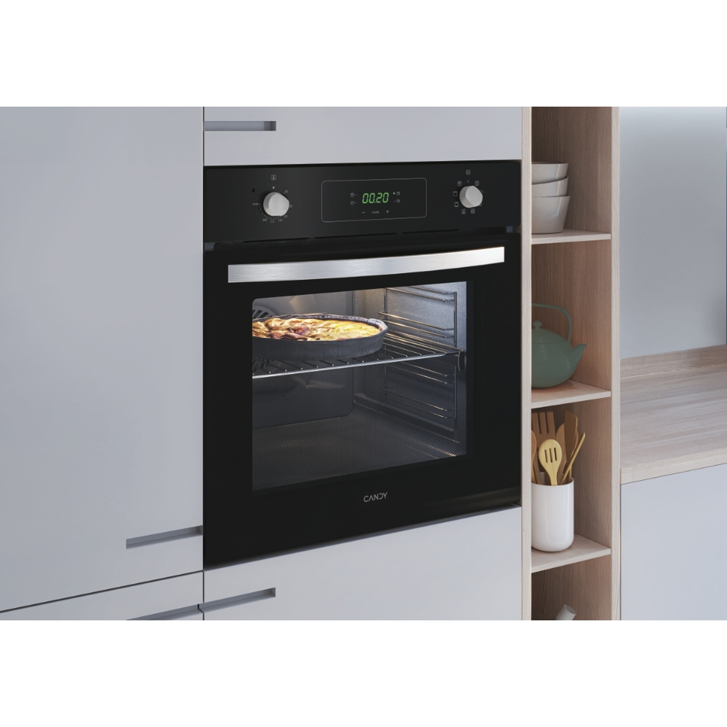 Un forno moderno con una torta all'interno, accanto a uno scaffale con piatti.