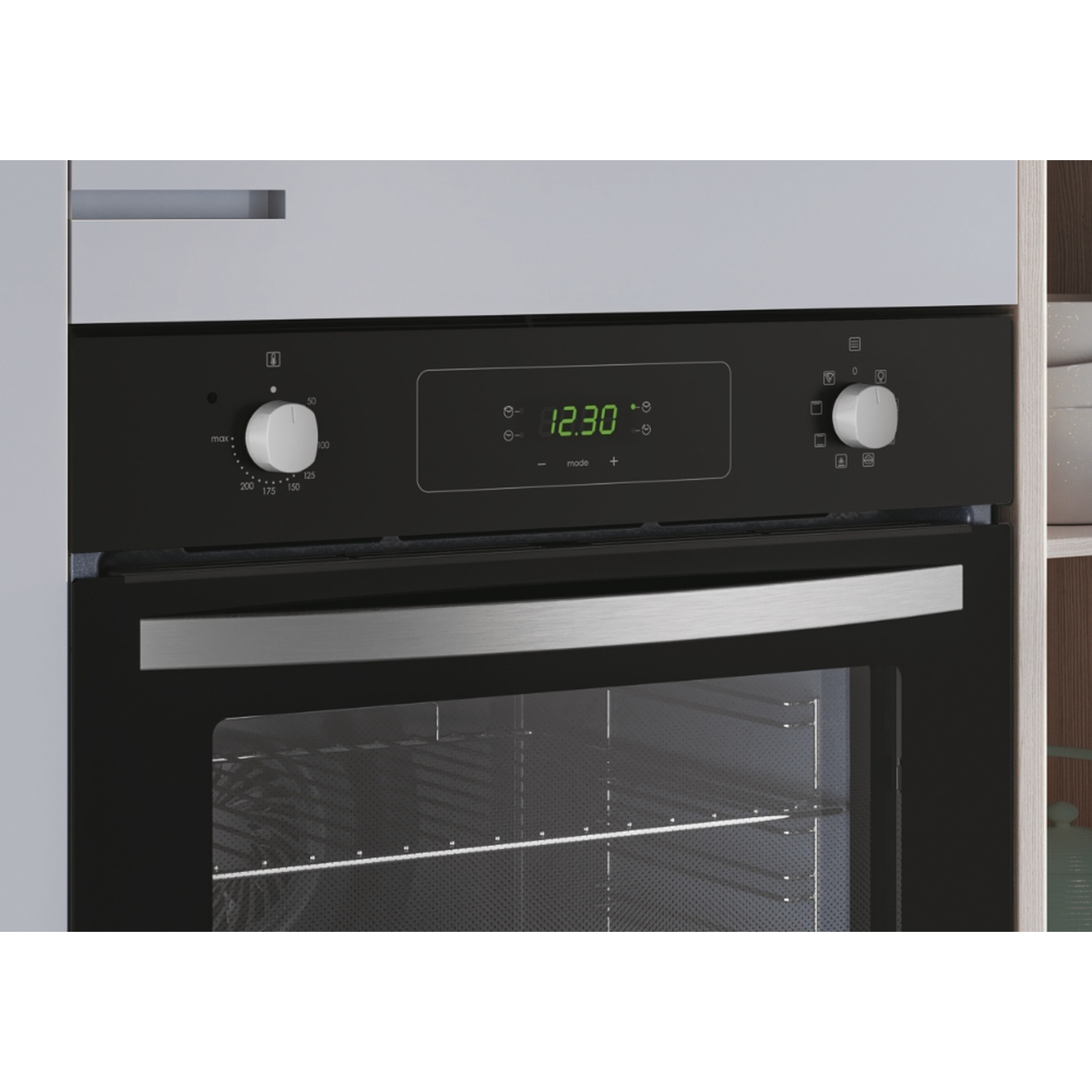 Un moderno forno nero con display digitale e manopole di controllo.