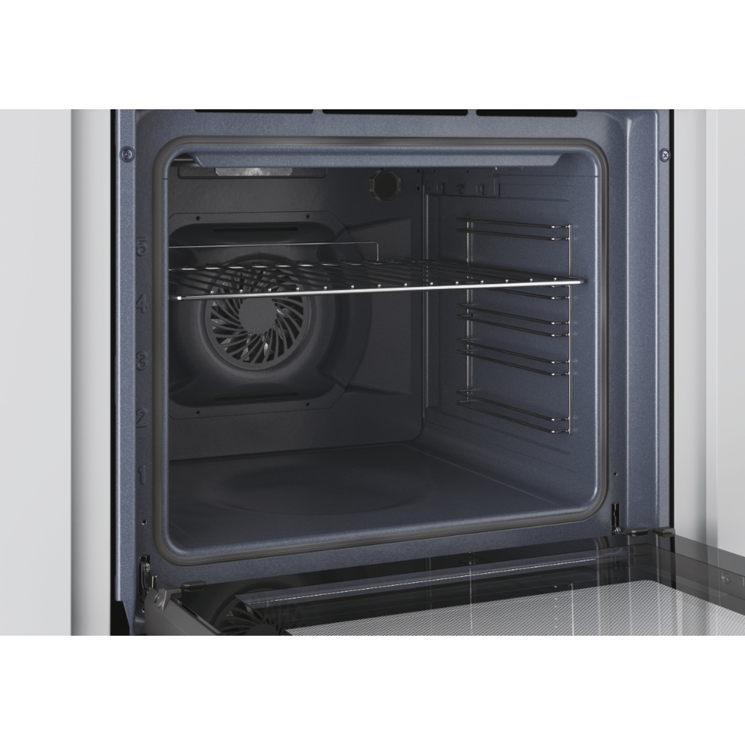 Interno di un forno elettrico moderno con ventola e griglie.