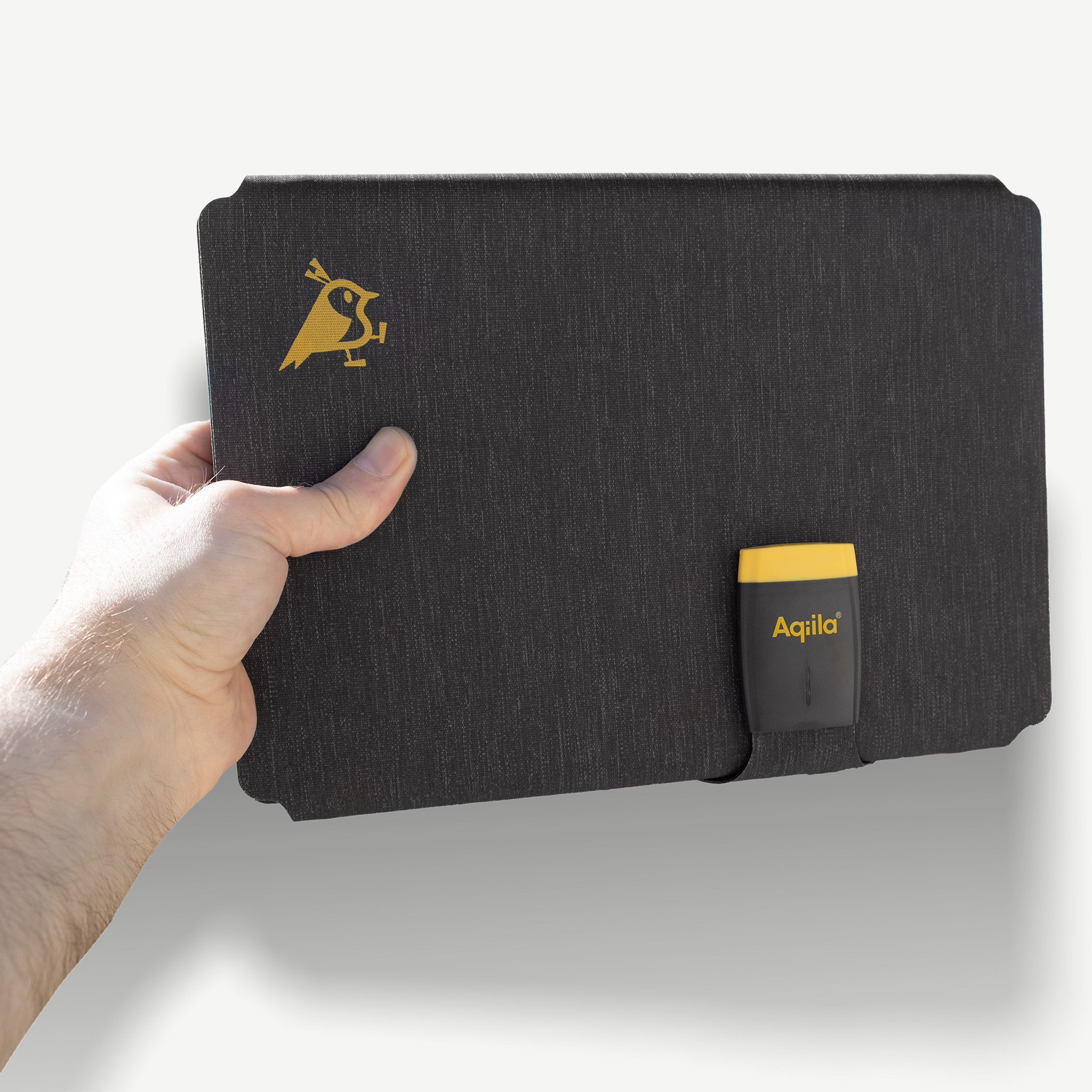 Graues Solarpanel mit gelbem Logo, gehalten von einer Hand.