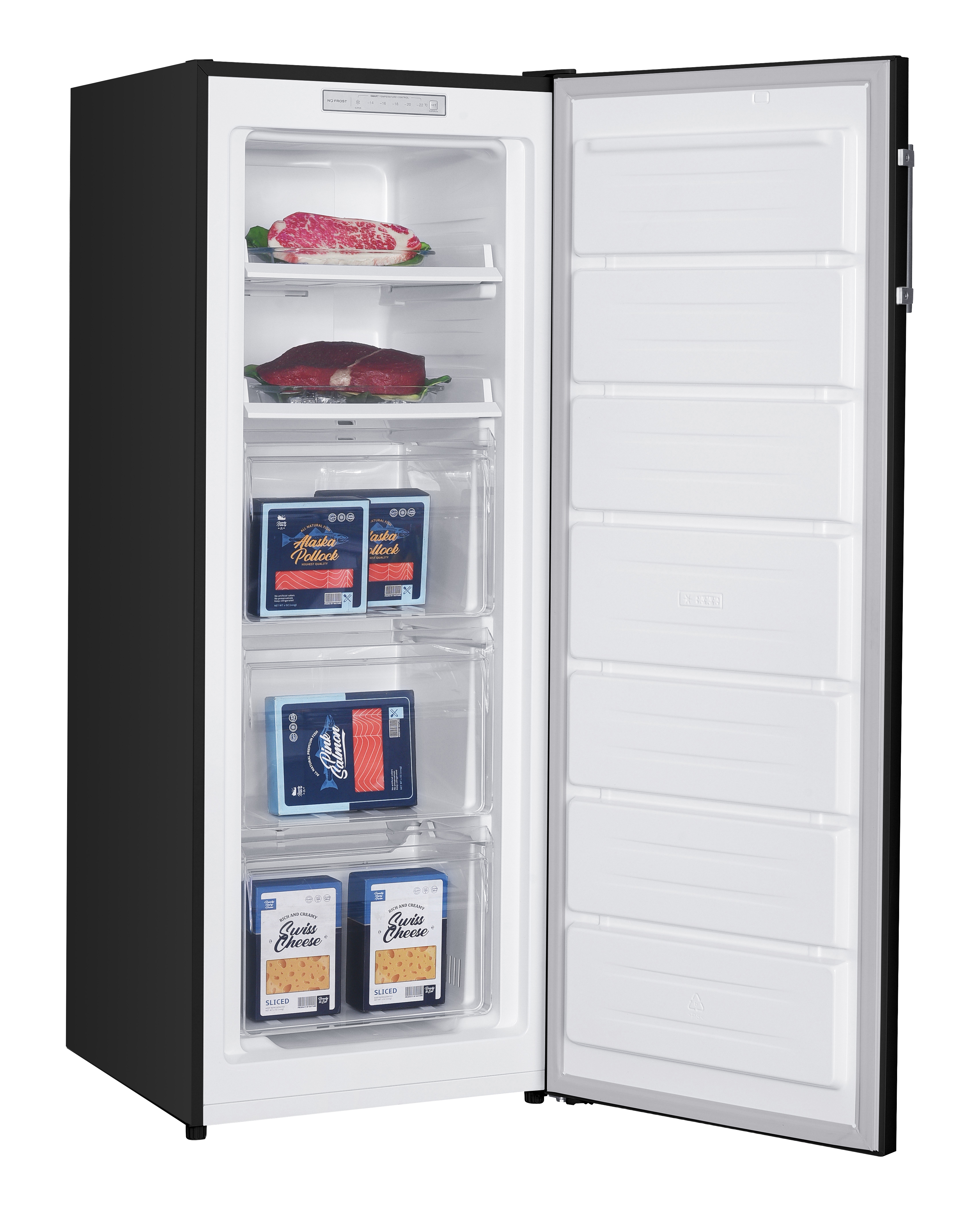 Ein offener schwarzer Gefrierschrank mit Fleisch, Fisch und Käse auf den Einlegeböden.