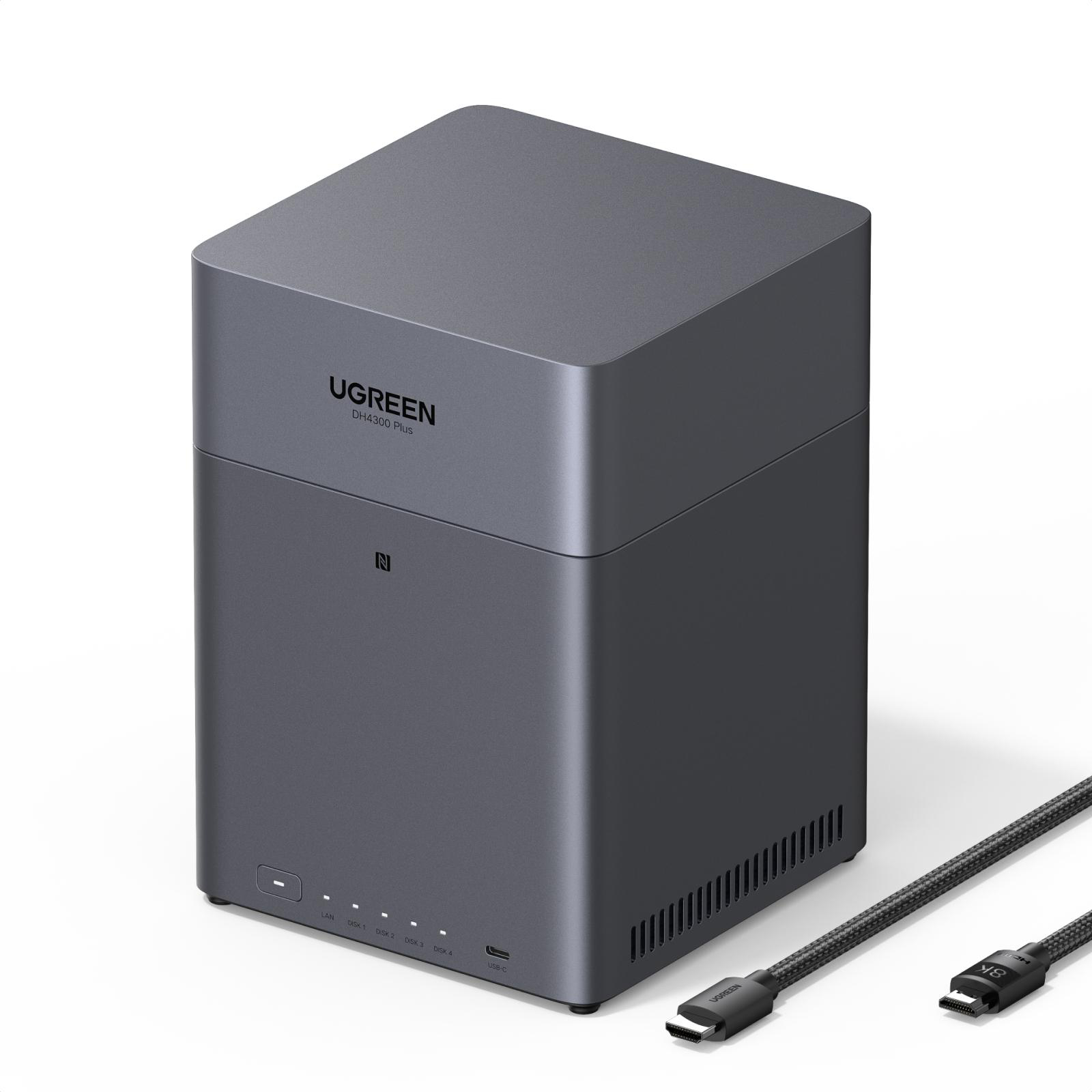 Grauer UGREEN DH4300 Plus mit USB-C-Kabel und Anschlüssen.
