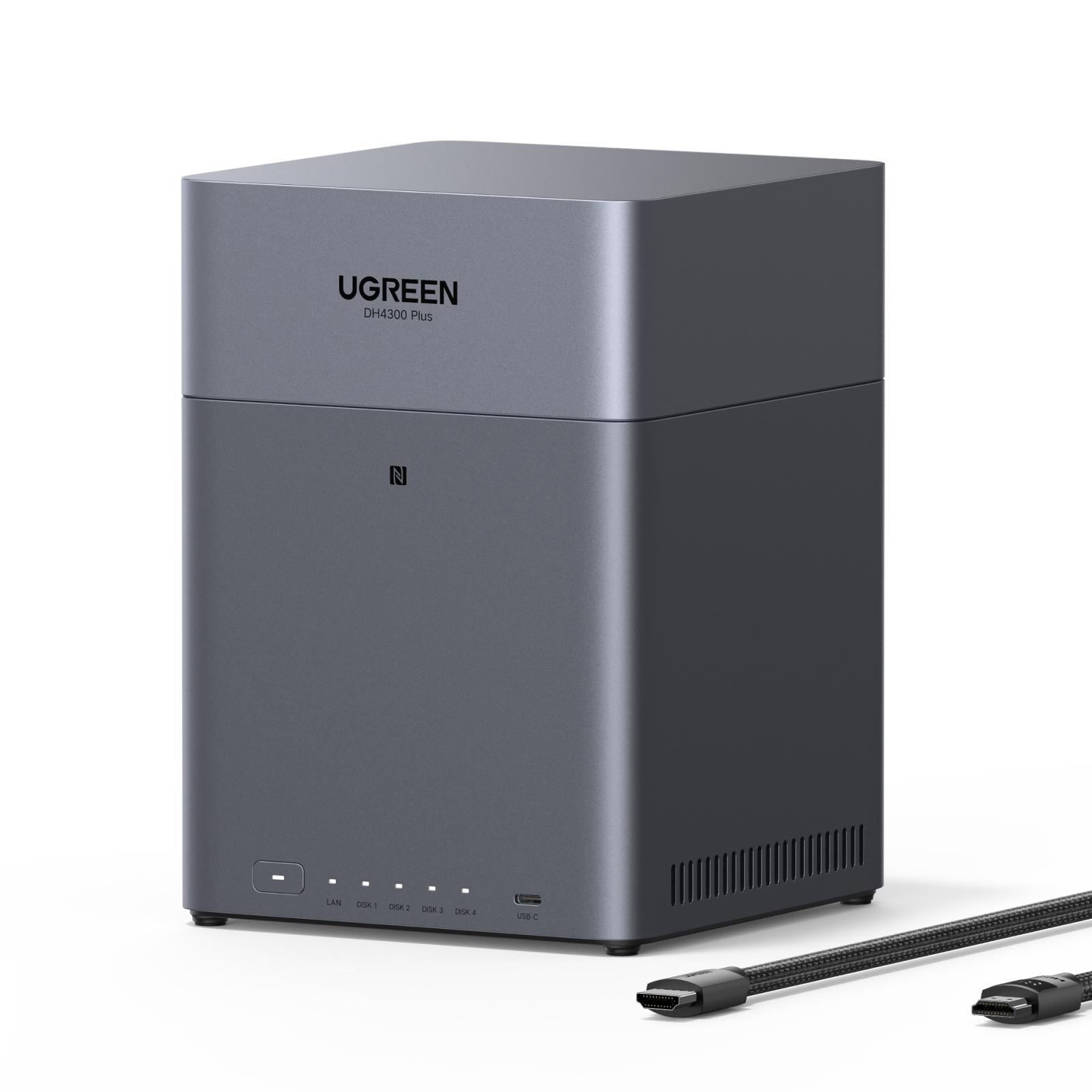 Grauer UGREEN DH4300 Plus NAS mit Anschlüssen und Kabel.