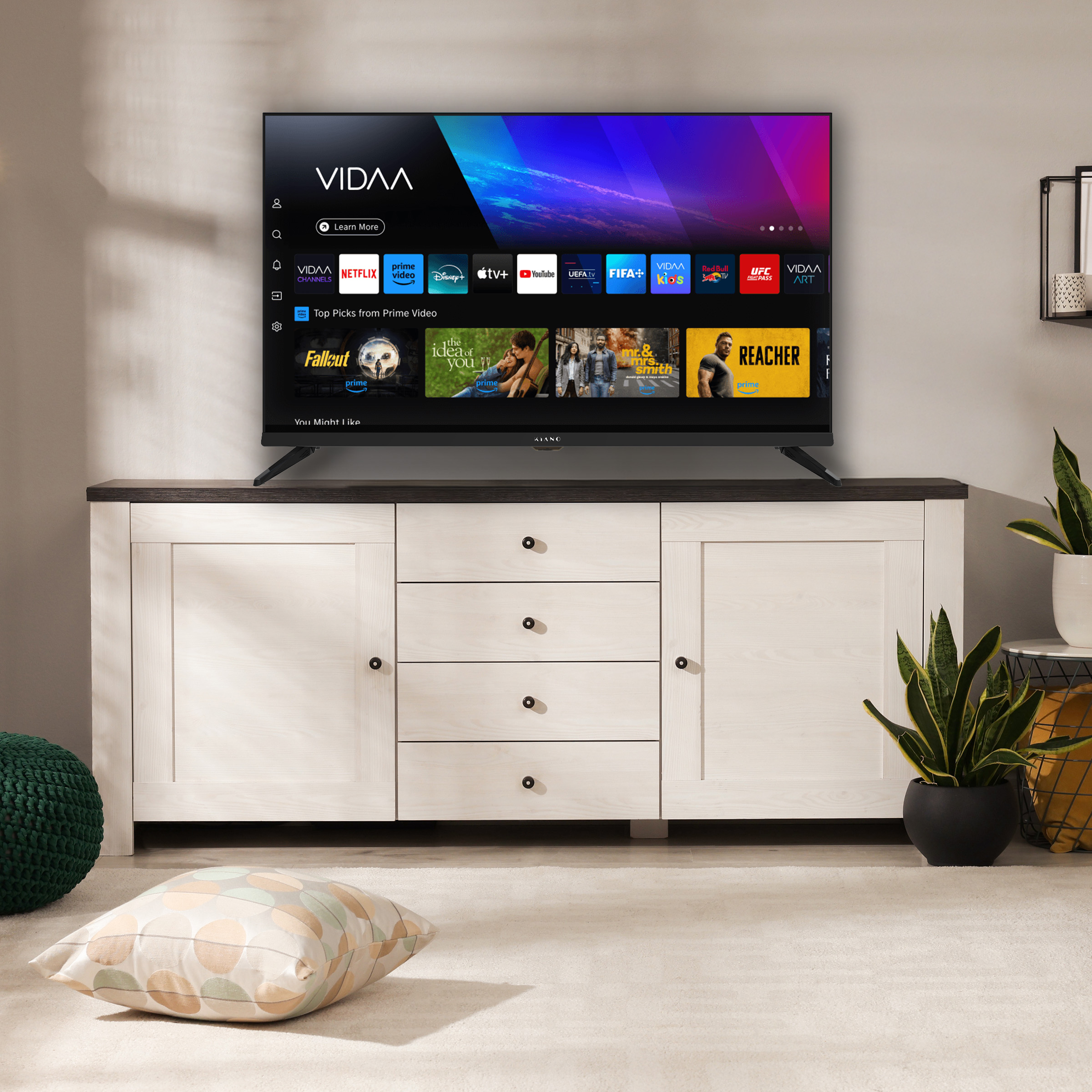 Nowoczesny salon z telewizorem wyświetlającym aplikacje streamingowe na drewnianej komodzie.