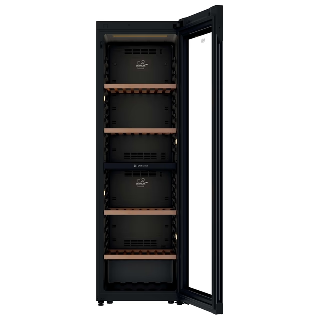 Ein schwarzer Weinkühlschrank mit offen stehender Glastür und Holzböden.