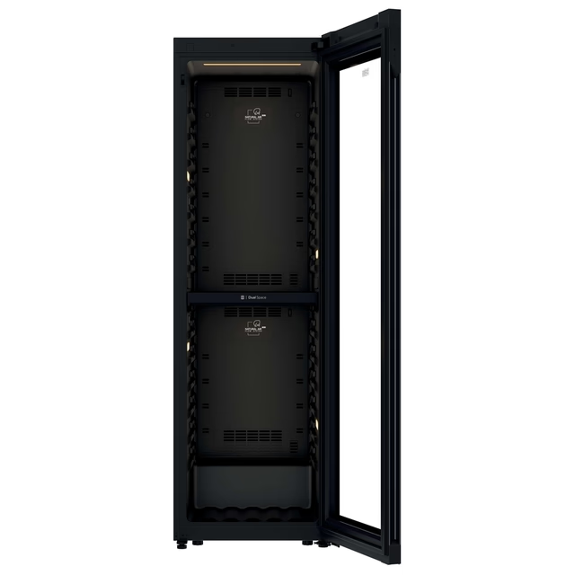 Ein schwarzer Weinkühlschrank mit offener Glastür und Innenbeleuchtung.