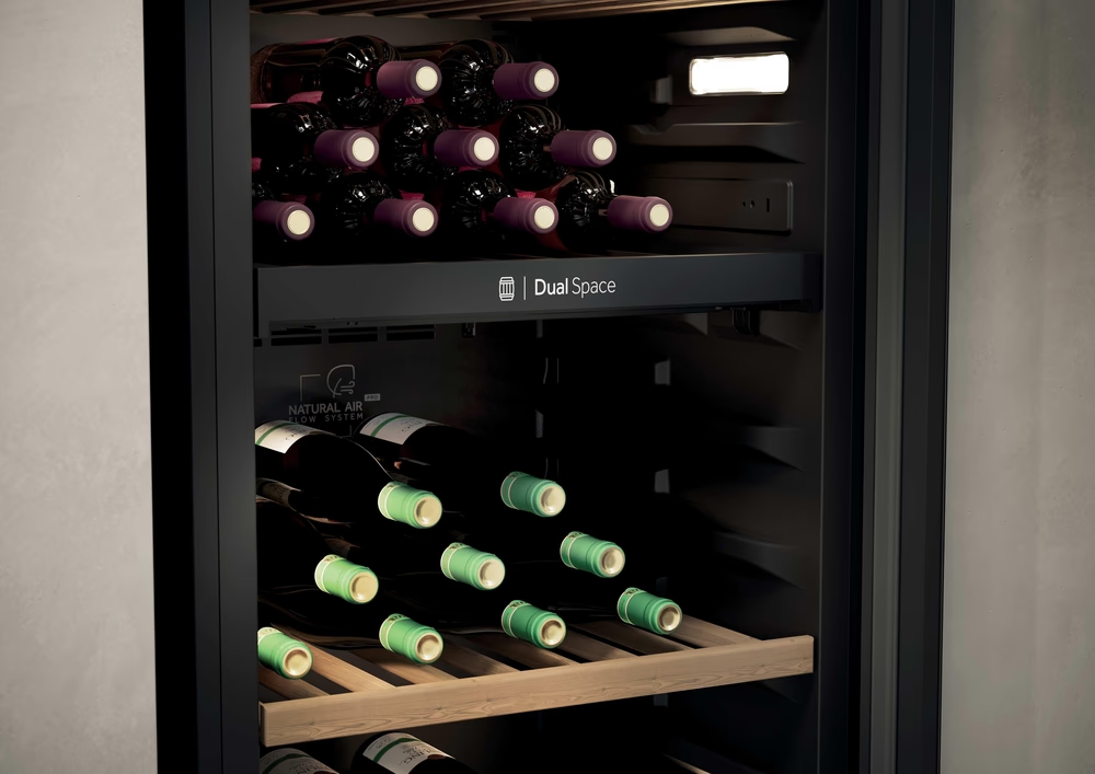 Ein moderner Weinkühlschrank mit zwei Ebenen, gefüllt mit Weinflaschen.