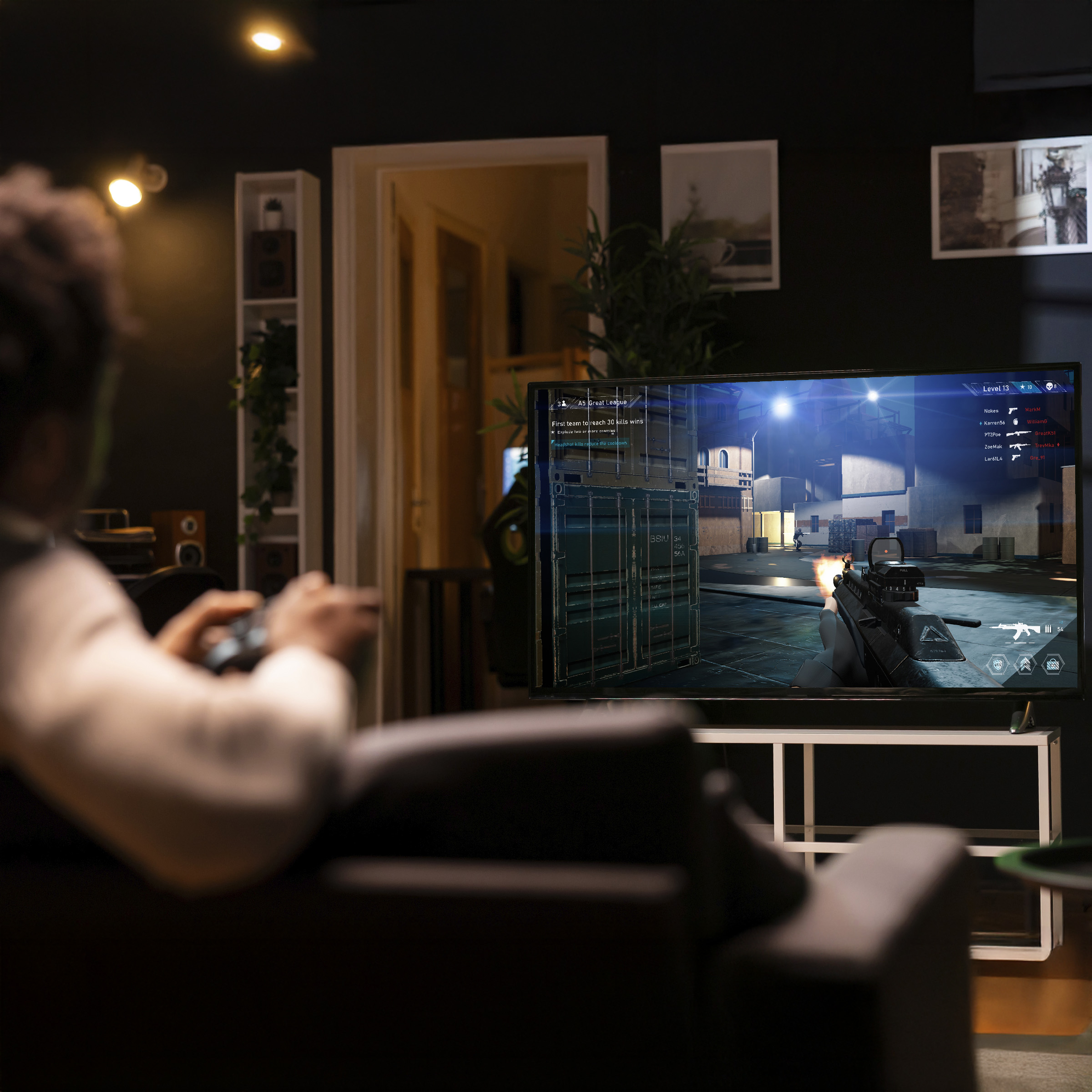 Osoba gra w strzelankę FPP na TV, broń strzela.