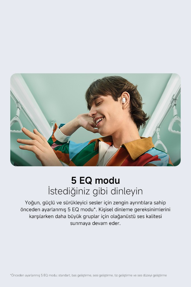 Kulaklıklı bir adam tren/otobüste dinlenirken gülümsüyor.